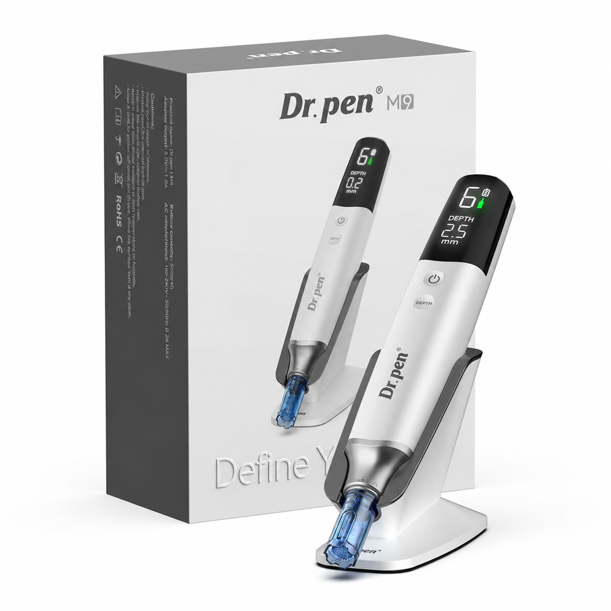 Hvid Dr. Pen M9 på holderen ved siden af den originale produktæske